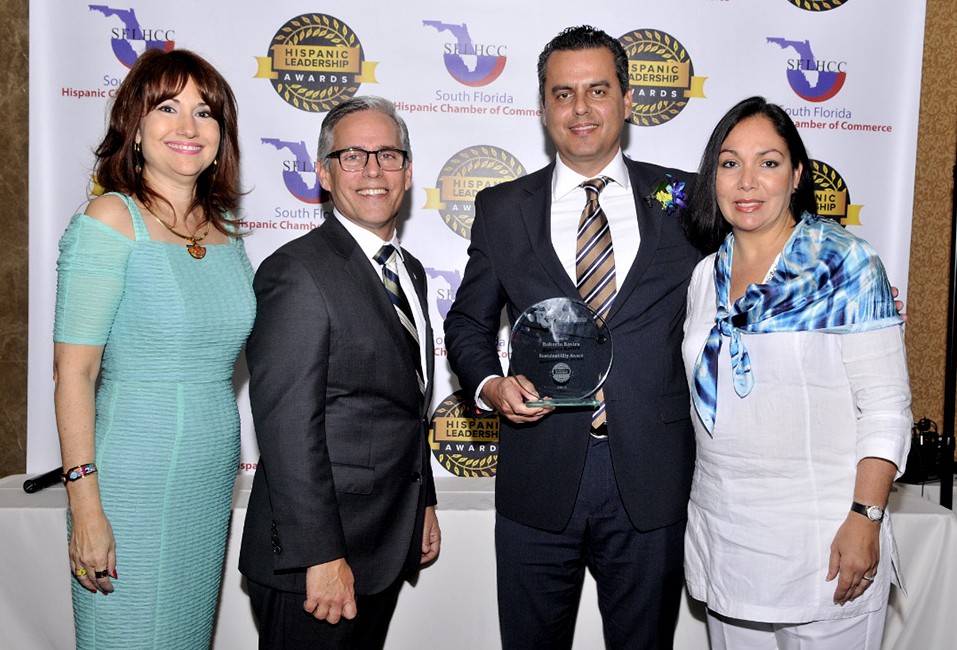 SFLHCC_HispanicLeadershipAward_RobertoRovira-copy_960